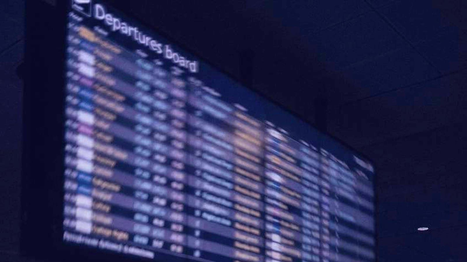 Painel de partidas de aeroporto: a tela onde a informação de viagem chega ao viajante